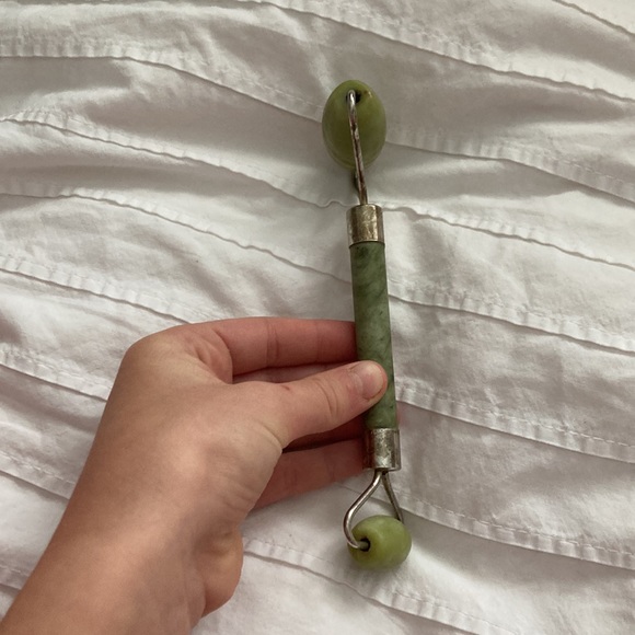 Red is a lip scrub grey is a lip mask and you have a roller - Picture 6 of 6